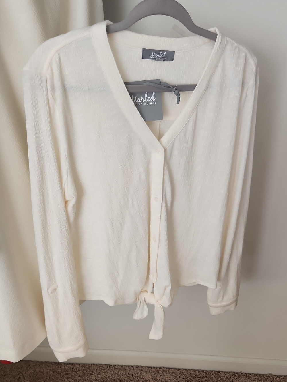 Marled Cream Button-Front Tie Hem V-Neck Top